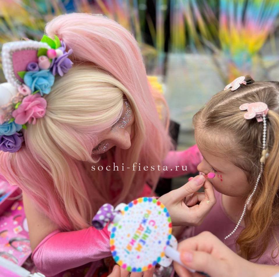 торжественный свадебный букет невесты из белых роз и пионов от флориста регионального города