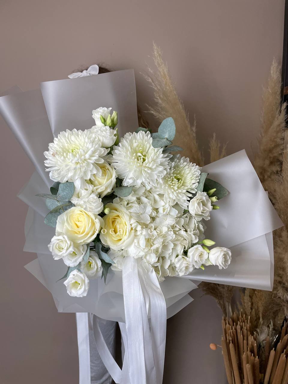 сборный букет из роз и фрезии в крафтовой упаковке для подарка в региональном городе