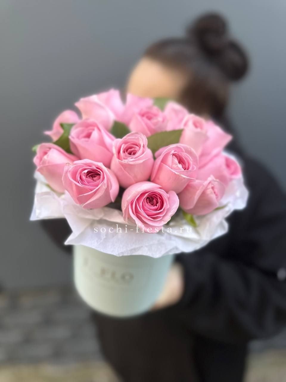 шляпная коробка с розами и хризантемами для студии флористики в Костроме