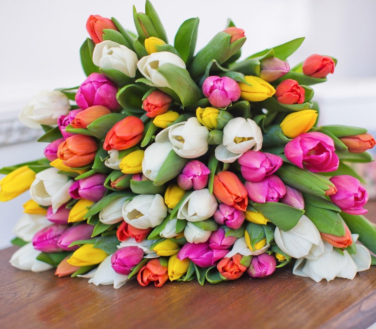 корпоративная композиция с розами и хризантемами для офиса в Костроме