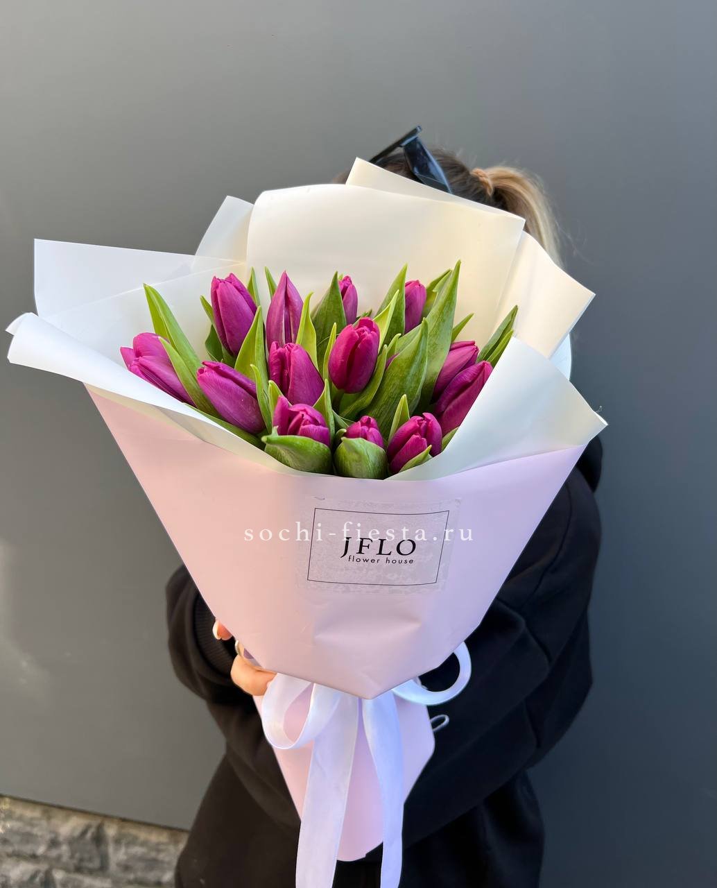 видовой каталог с розами и пионами в студии флористики в Костроме