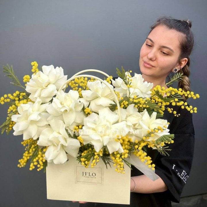 Французские Розы и мимоза  в сумочке  в Костроме