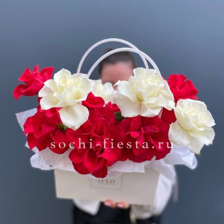 Сумочка  красных и белых роз в Костроме