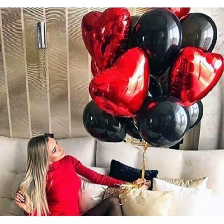 Фонтан из красных сердец с чёрными шарами  в Костроме