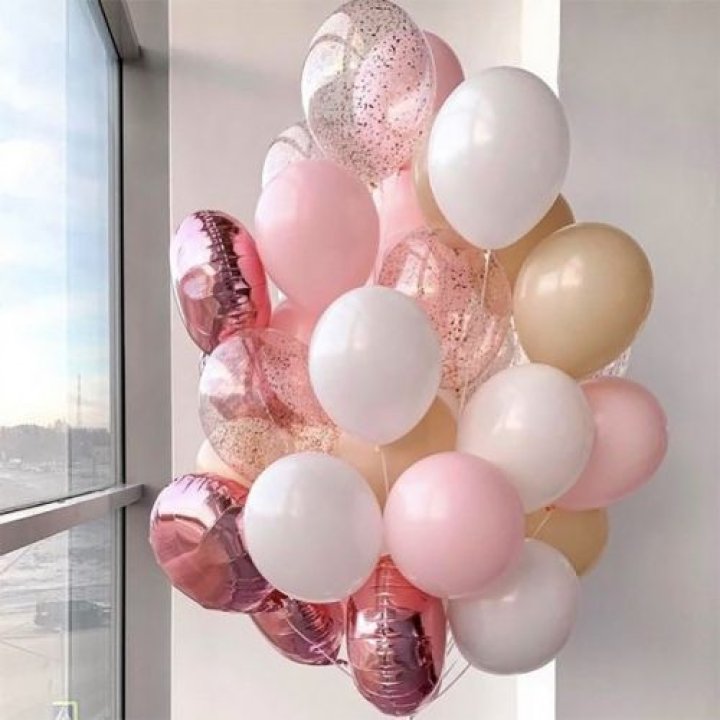 Фонтан шаров розового и белого цветов в Костроме