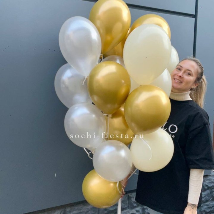 Облако шаров из белого и золотого оттенков в Костроме