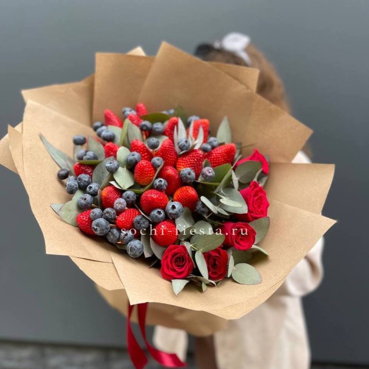Клубника и голубика с цветами в Костроме