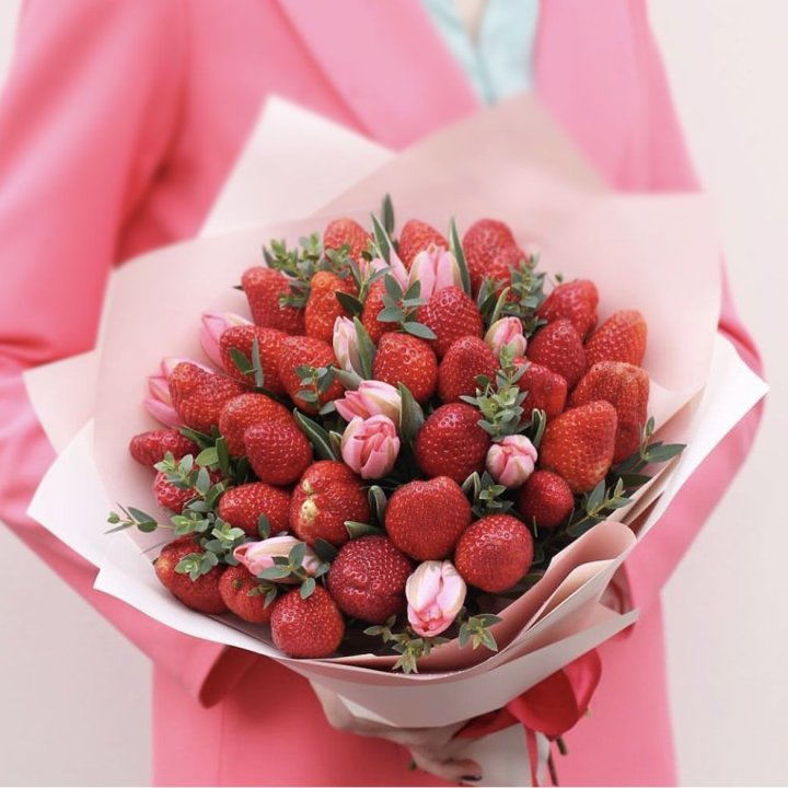 Тюльпаны и клубника в Костроме