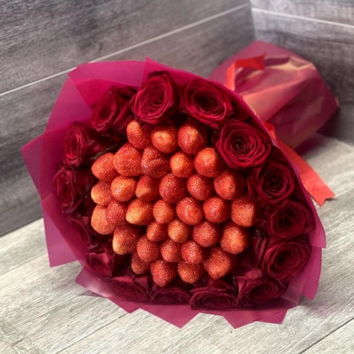 Клубничный букет с розами в Костроме