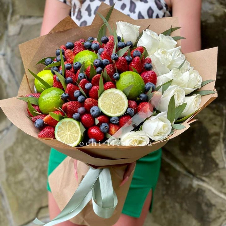 Ягодно-цитрусовый букет с розами в Костроме