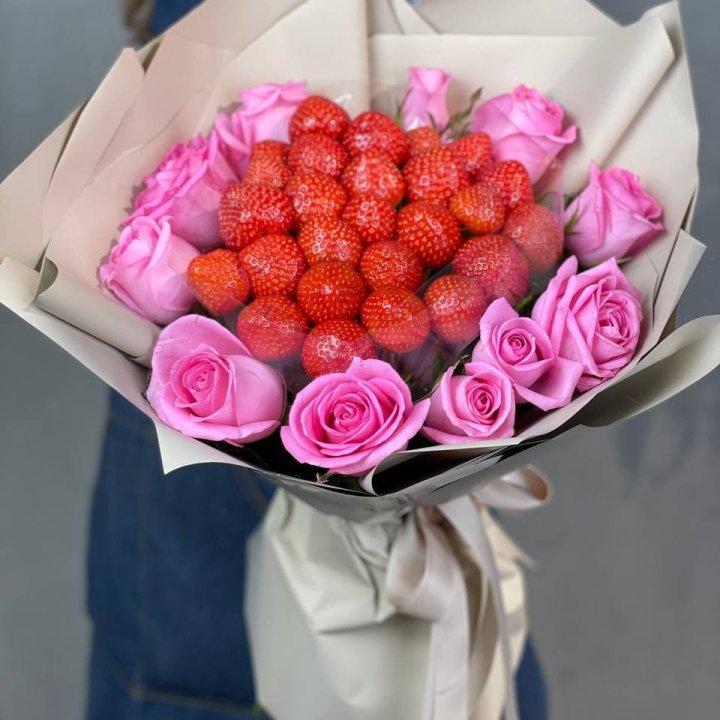 Клубника и розы в Костроме