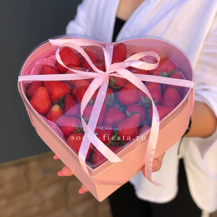 Коробочка сердце  с клубникой в Костроме