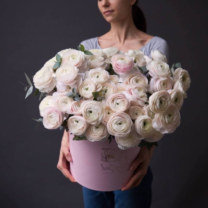 Бокс с ранункулюсами в Костроме