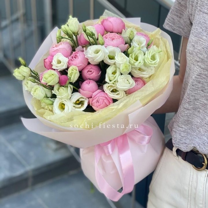 Букет кустовых роз с эустомой в Костроме