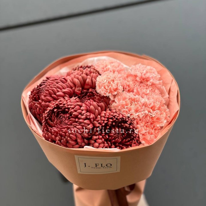 Букет хризантем и диантусов  в Костроме