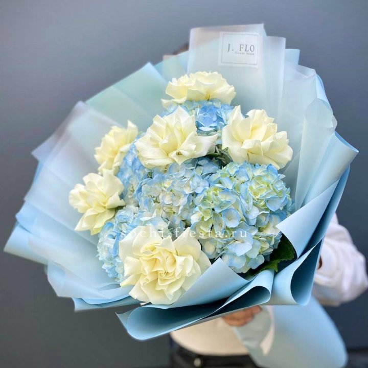  Букет из голубых гортензий и роз  в Костроме