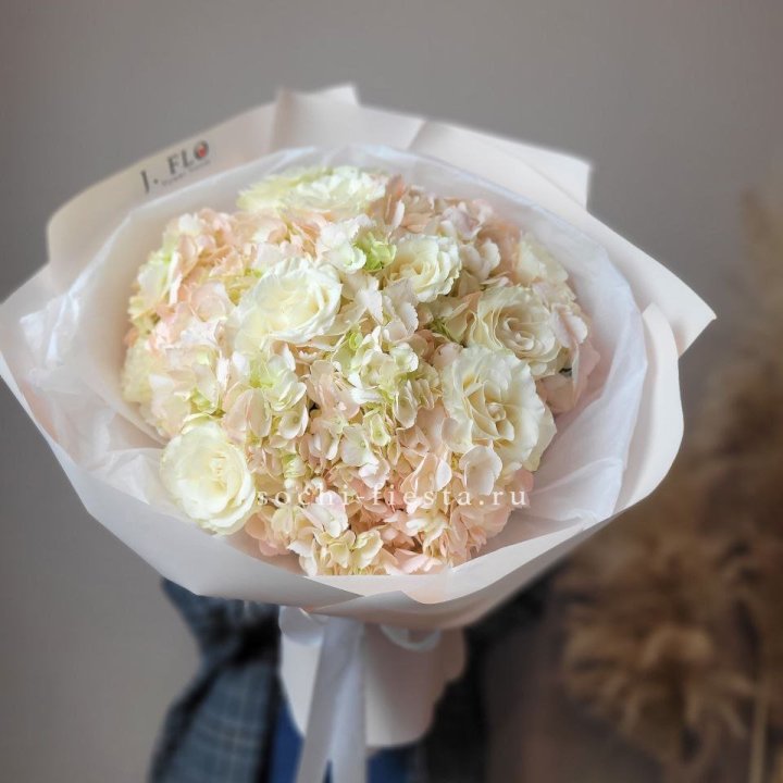  Букет гортензии и роз  в Костроме