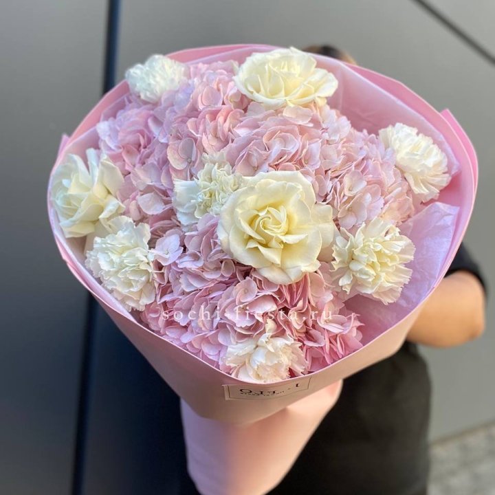  Букет гортензий и роз  в Костроме