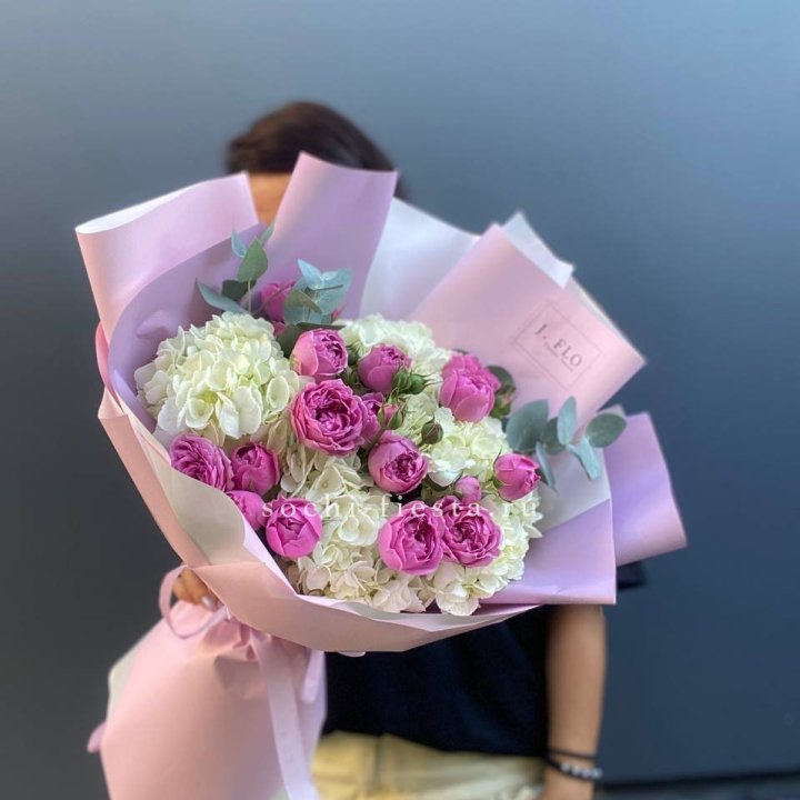 Букет белых гортензий и пионовидных роз  в Костроме