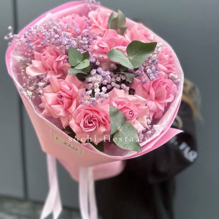 Розовые французские розы с гипсофилой в Костроме