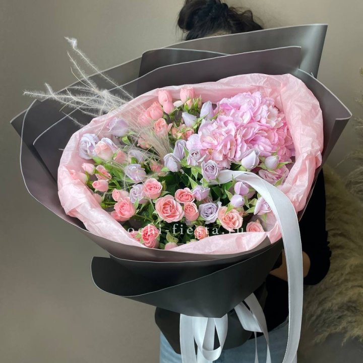  Букет гортензии и роз "Саперави" в Костроме