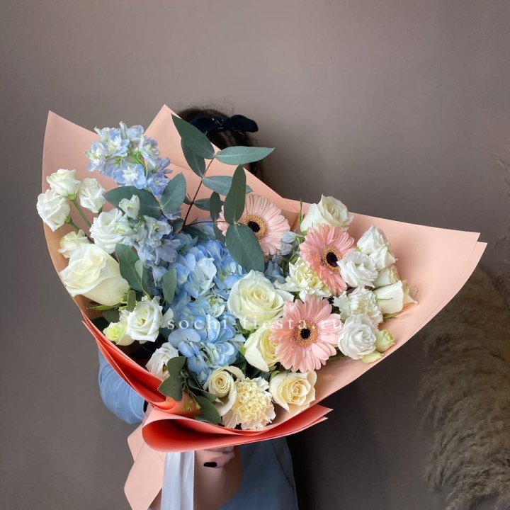 Букет гортензии и роз "Валенсия" в Костроме