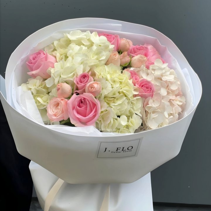  Букет гортензии и роз  "Тиамо" в Костроме