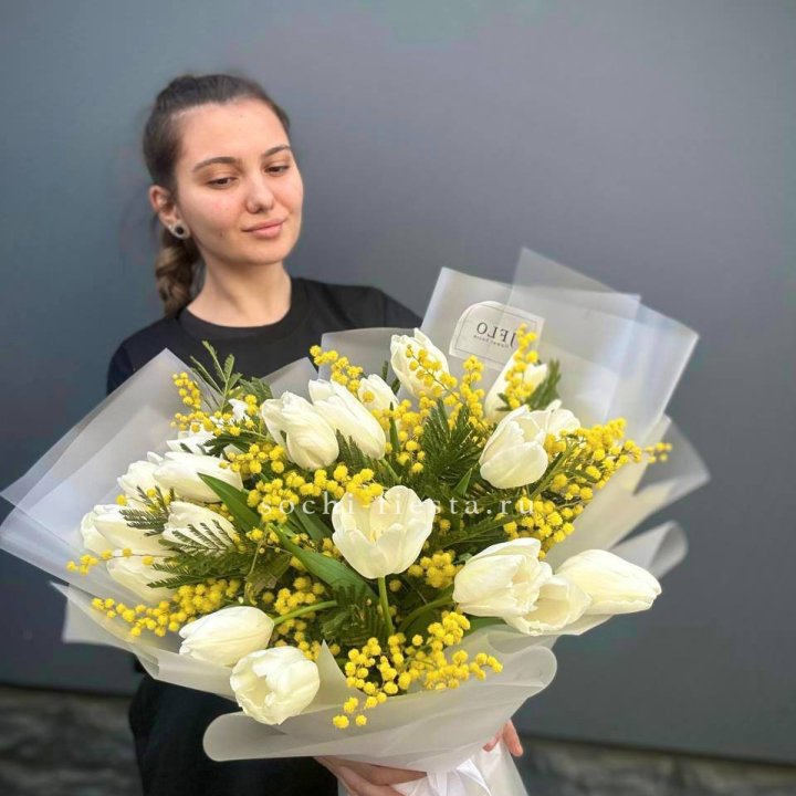 Букет тюльпанов и мимозы в Костроме