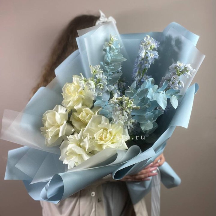 Букет из белых французских роз и дельфиниума в Костроме