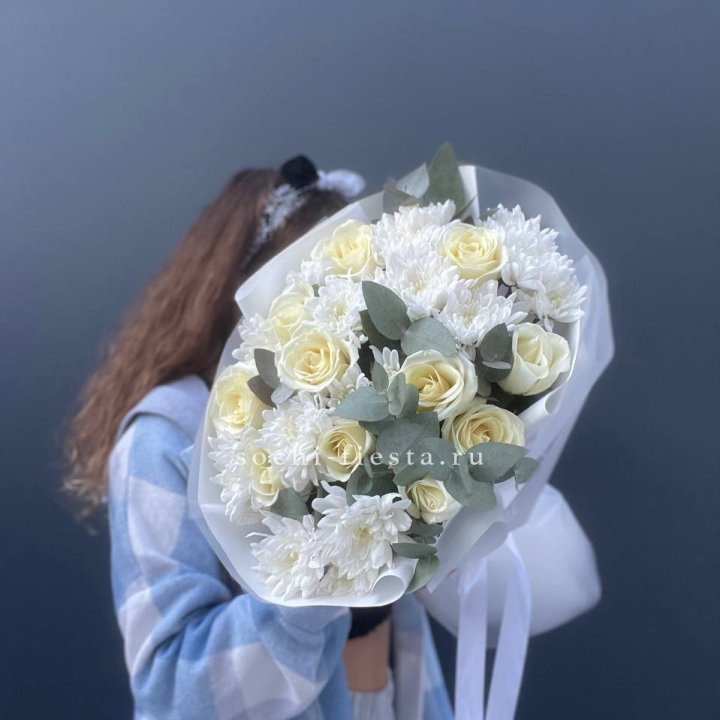  Букет белых роз с хризантемой  в Костроме