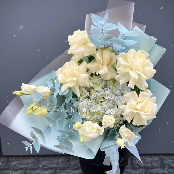 Букет с гортензией и белыми французскими розами в Костроме