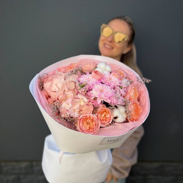 Букет гортензии и кустовых роз  в Костроме