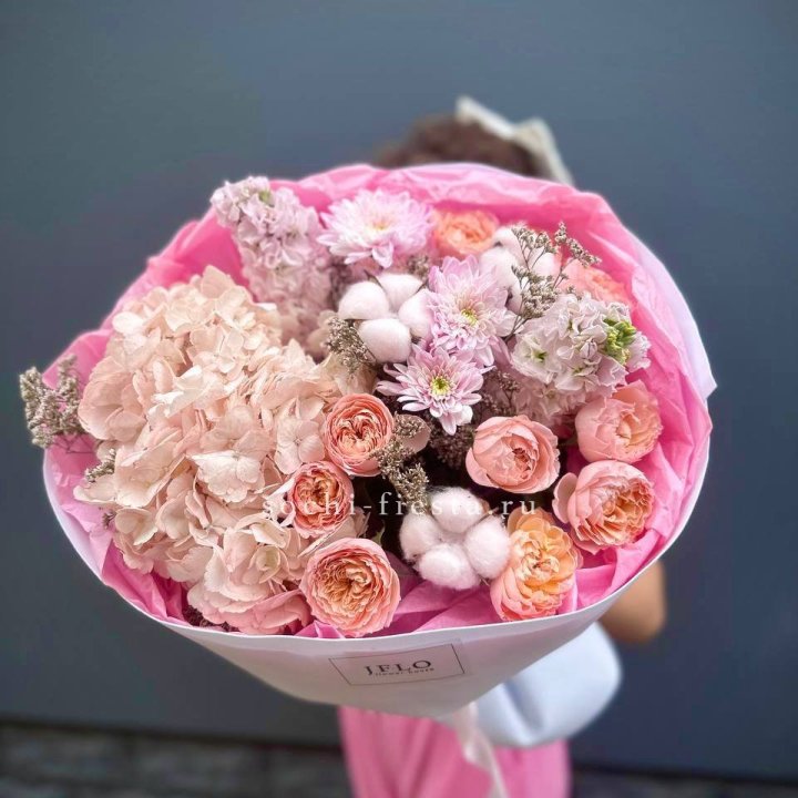 Букет гортензии и кустовых роз "Абрассо" в Костроме