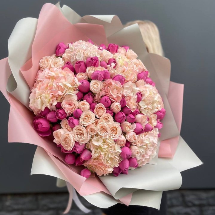 Букет кустовые розы и гортензия в Костроме