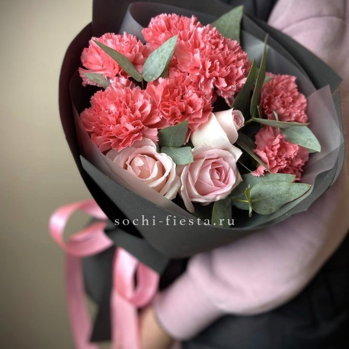 Букет из роз и диантусов "Пенелопа" в Костроме