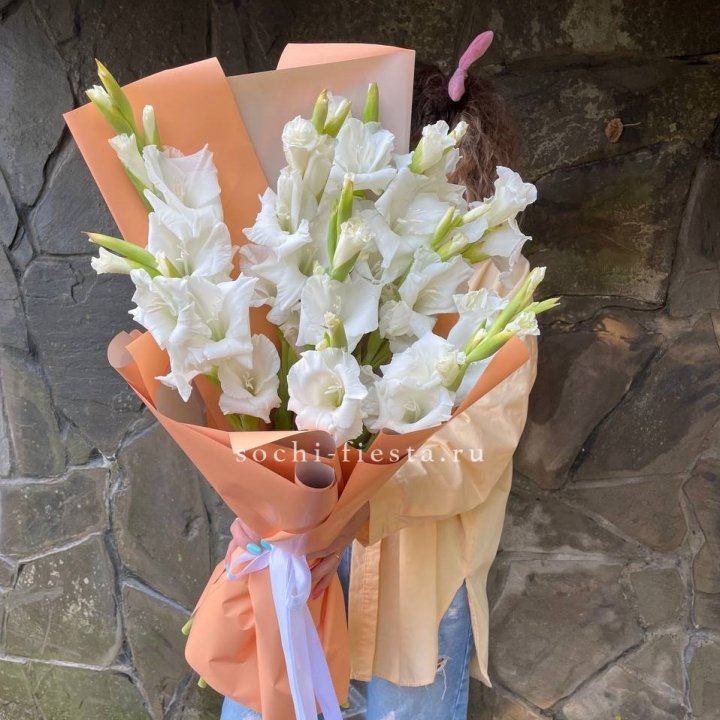 Букет белых гладиолусов  в Костроме
