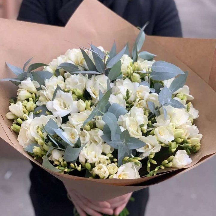 51 фрезия с эвкалиптом в Костроме