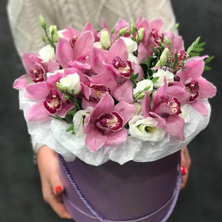 Орхидея и эустома в шляпной коробке в Костроме