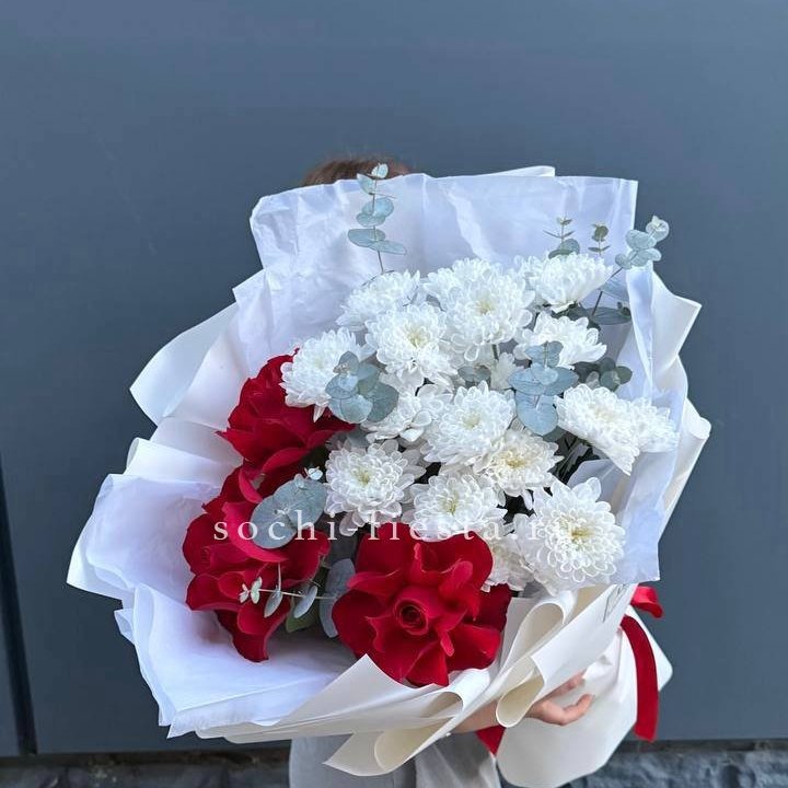 Дуо розы и хризантемы в Костроме