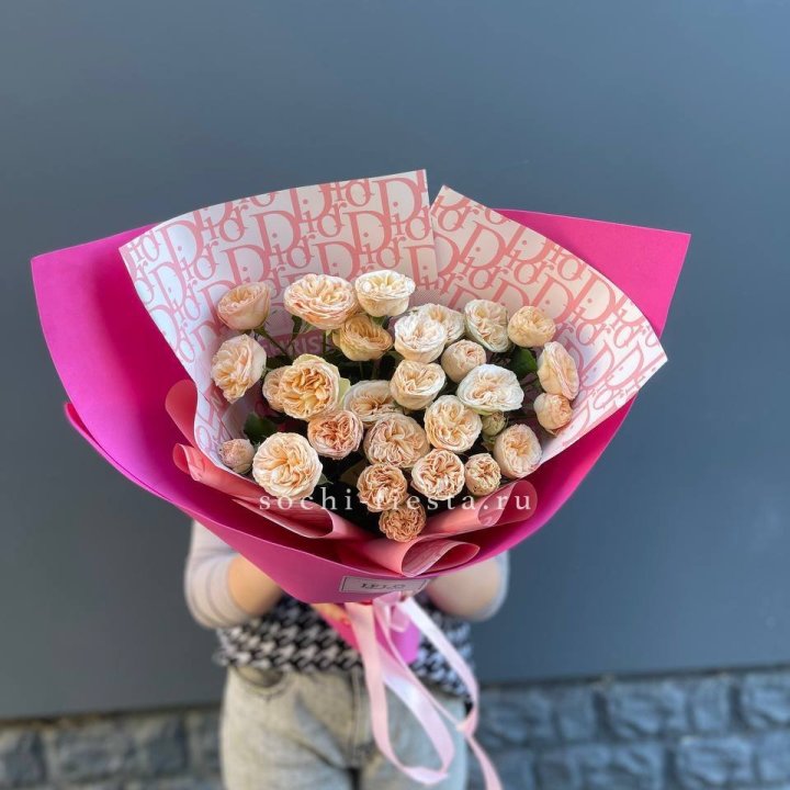 9 пионовидных роз в Костроме