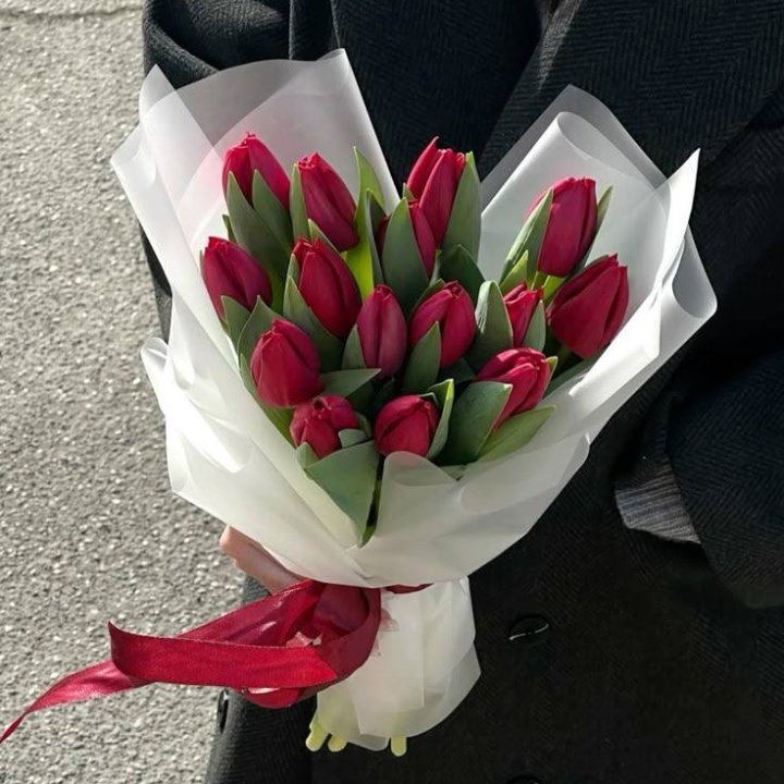 15 красных тюльпанов в Костроме