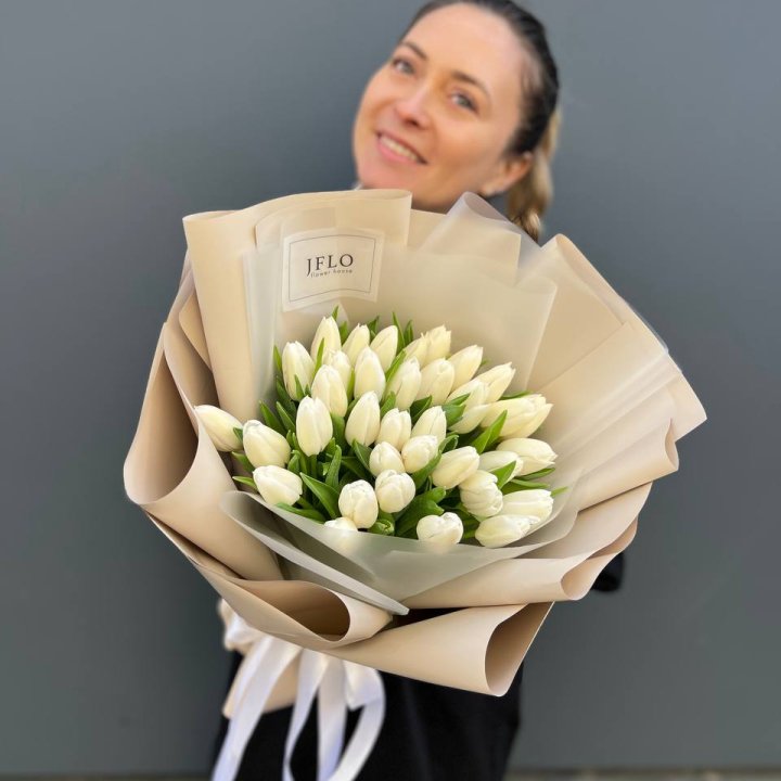 35 белых тюльпанов в Костроме