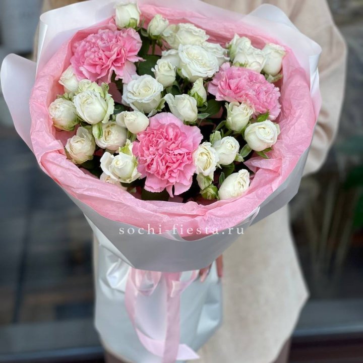 Букет розы с диантусами "Блэш" в Костроме