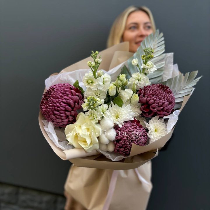 Хризантемы с маттиолой розами эустомой Чика в Костроме