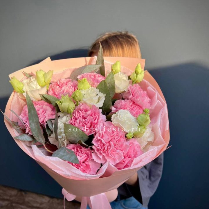 Букет гвоздик и  эустом "Сири" в Костроме