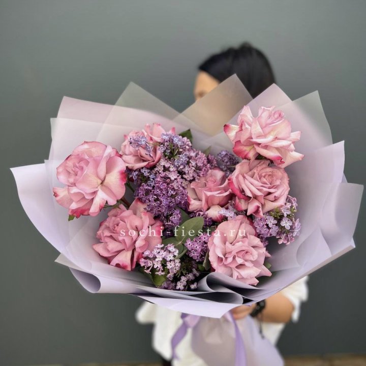 Букет из розовых роз и сирени в Костроме
