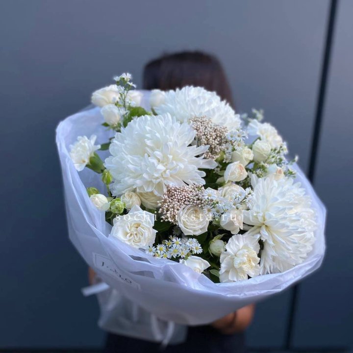 Букет хризантем и роз вайт шотс в Костроме