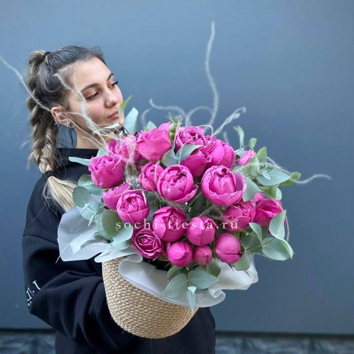 Пионовидные розы  в джутовом кашпо  в Костроме