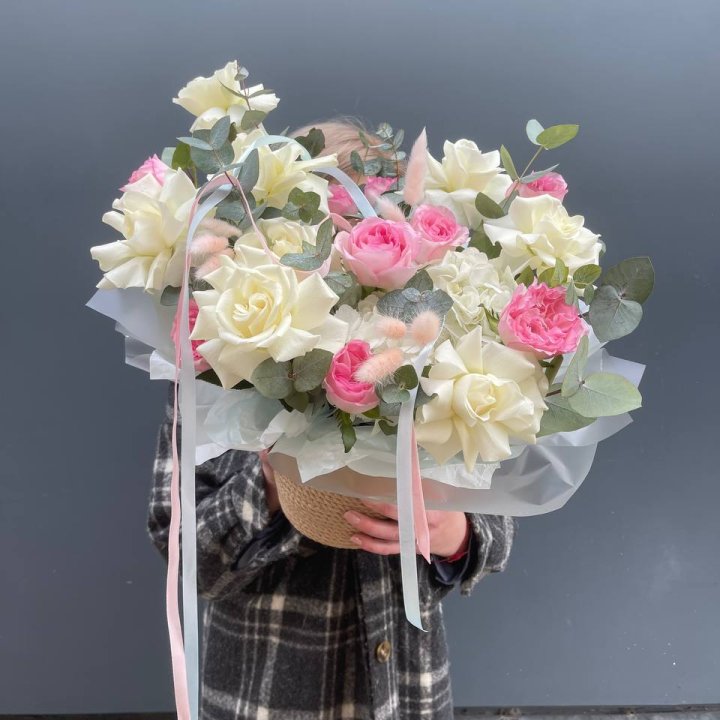 Кашпо с розами в Костроме