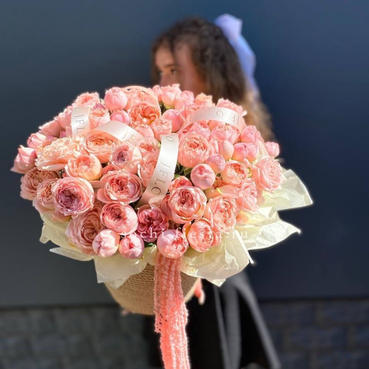 Кустовые розы Джульетта в джутовом кашпо в Костроме